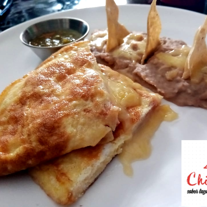 Omelette de huevo con jamón de pavo y queso chihua