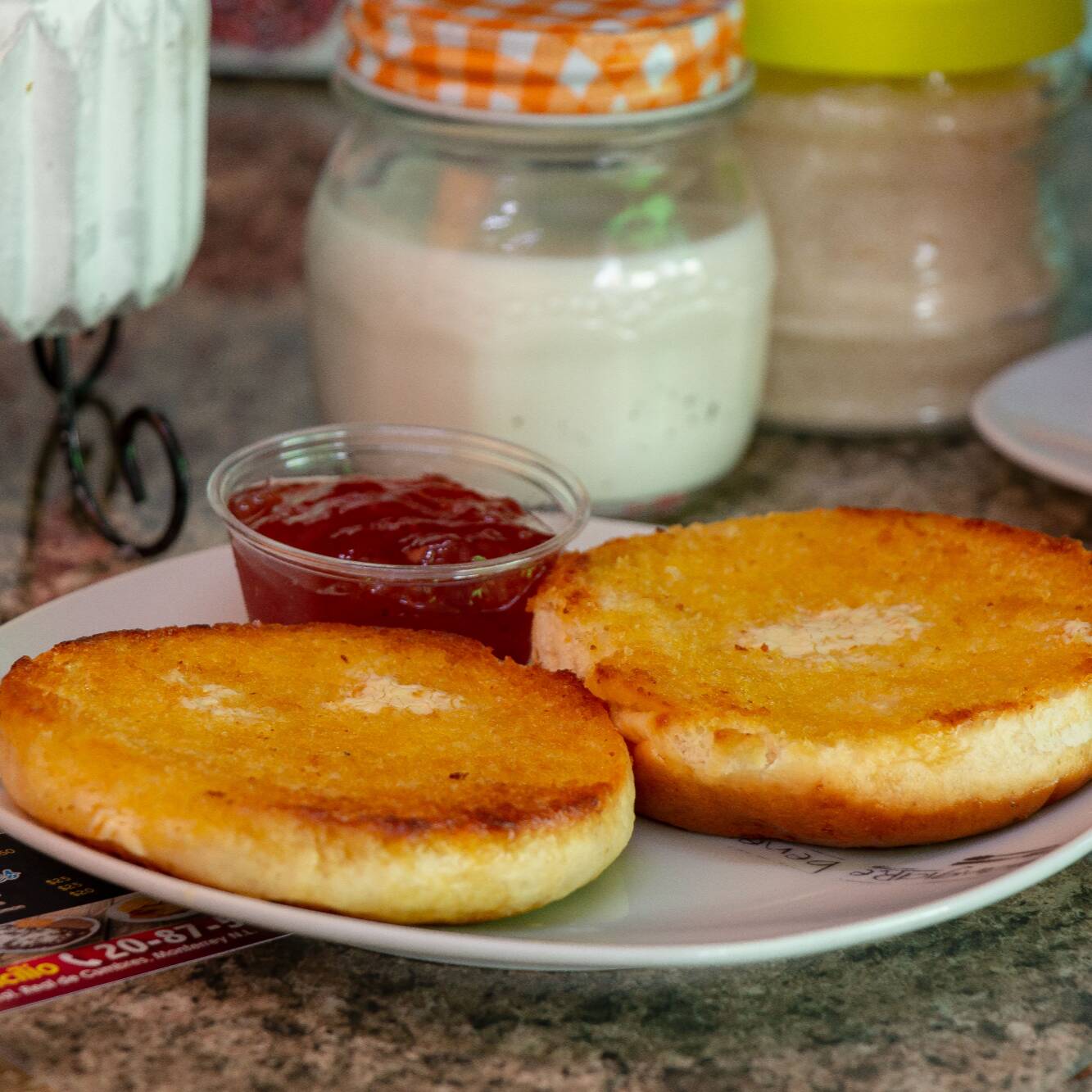 Bisquet con Mantequilla y Mermelada