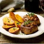 Filé mignon ao molho de gorgonzola e batata gratinada