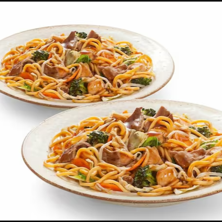 Nosso delicioso yakissoba com carne, frango e legumes ao molho de soja, para comer sozinho ou compartilhar com a galera. Aproveite!