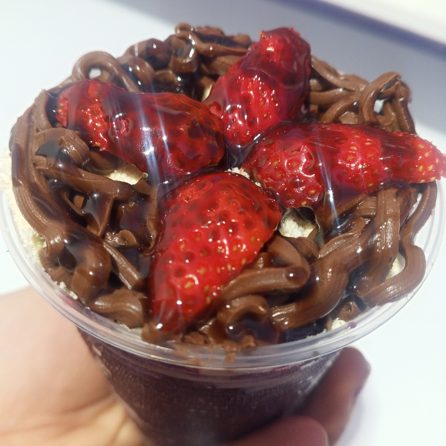 Açaí 400ml ,leite em pó, creme de avela,morango, cobertura morango, leite condensado,