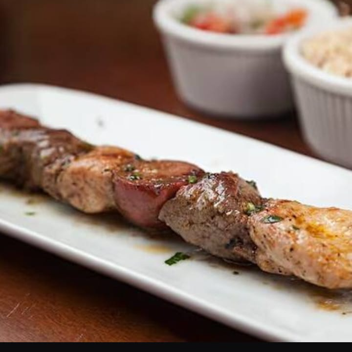 Espeto misto de carne, frango e linguiça, mergulhado em uma farofa caseira
e super temperada.