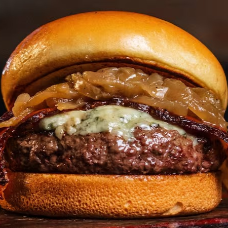Hambúrguer artesanal , catupiry , fatias de bacon , cebola caramelizada , no pão brioche