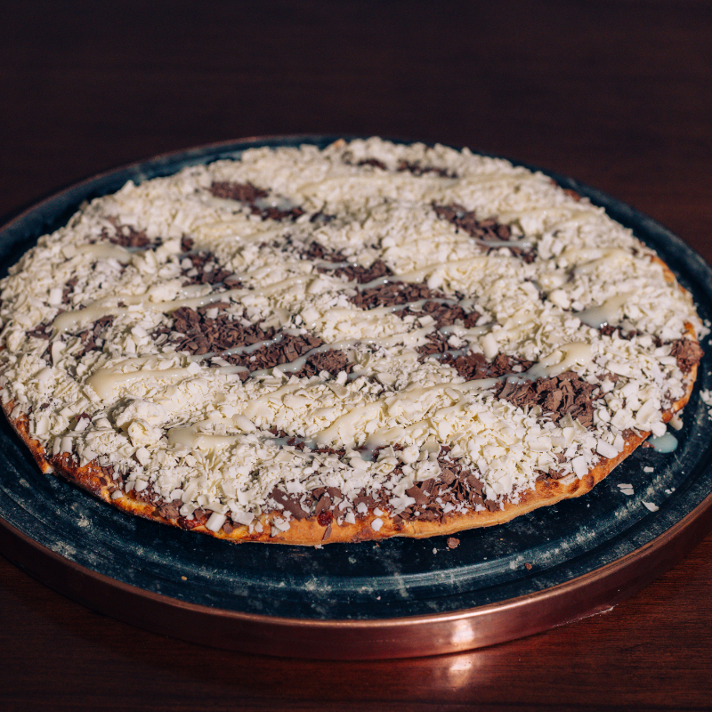 Massa especial da casa,mussarela, molho doce, chocolate branco e preto e leite condensado.