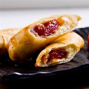 Massa de haromaki, queijo muçarela e doce de goiaba.