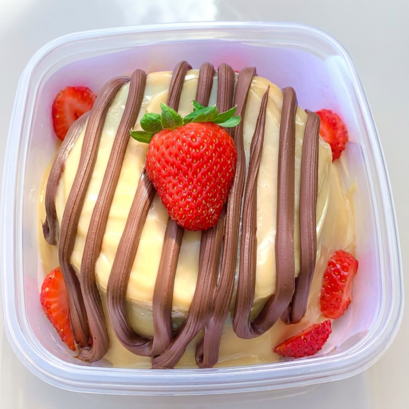 Massa fofinha branca,o meio com Nutella pó cima ninho cremoso+Nutella e morango