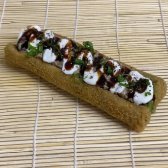 Enrolado crocante recheado de shimeji, com cream cheese, cebolinha, gergelim e tarê.