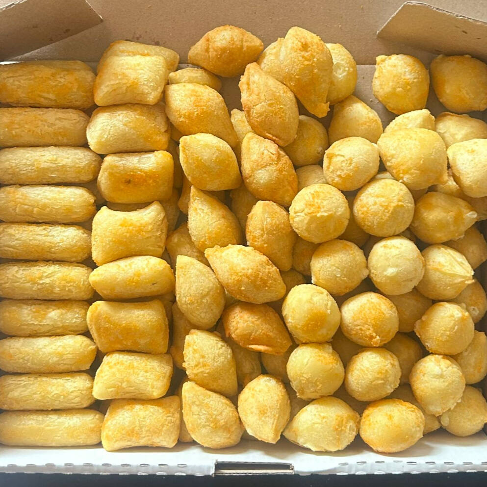 100 Salgados, sendo 20 unidades dos 5 sabores da Bolanhus!