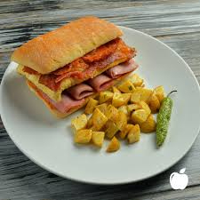 chapata con huevo , jamón y tocino