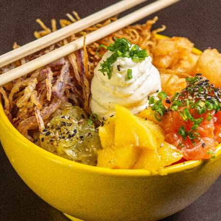 Poke : Arroz, Chesse, Sunomono, Salmão, Camarão Temperado, Cryspi Cebola, Cryspi Batata Doce e Manga.