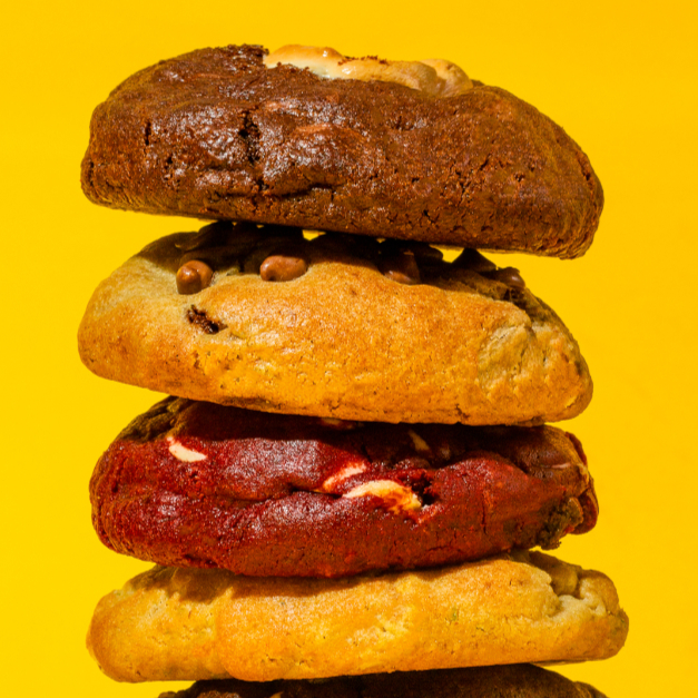 Aproveite o nosso combo com os sabores mais pedidos! - 1 Cookie Tradicional: Aquele gostinho caseiro que você já conhece e ama. - 1 Cookie Triplo Chocolate: Um paraíso para os amantes de chocolate, com três diferentes e deliciosos tipos de chocolate em cada mordida. - 1 Cookie com recheio de Nutella: Imagina um cookie delicioso, agora adicione um recheio cremoso de Nutella... Sim, é tão bom quanto parece! - 1 Cookie Red Velvet: Um delicioso brigadeiro de cream cheese, com geléia de frutas vermelhas e uma massa Red Velvet. Um dos preferidos dos nossos clientes! Cada cookie pesa cerca de 125g - o tamanho perfeito para satisfazer sua vontade de doce. Aproveite esta oferta limitada e peça já a sua caixa!