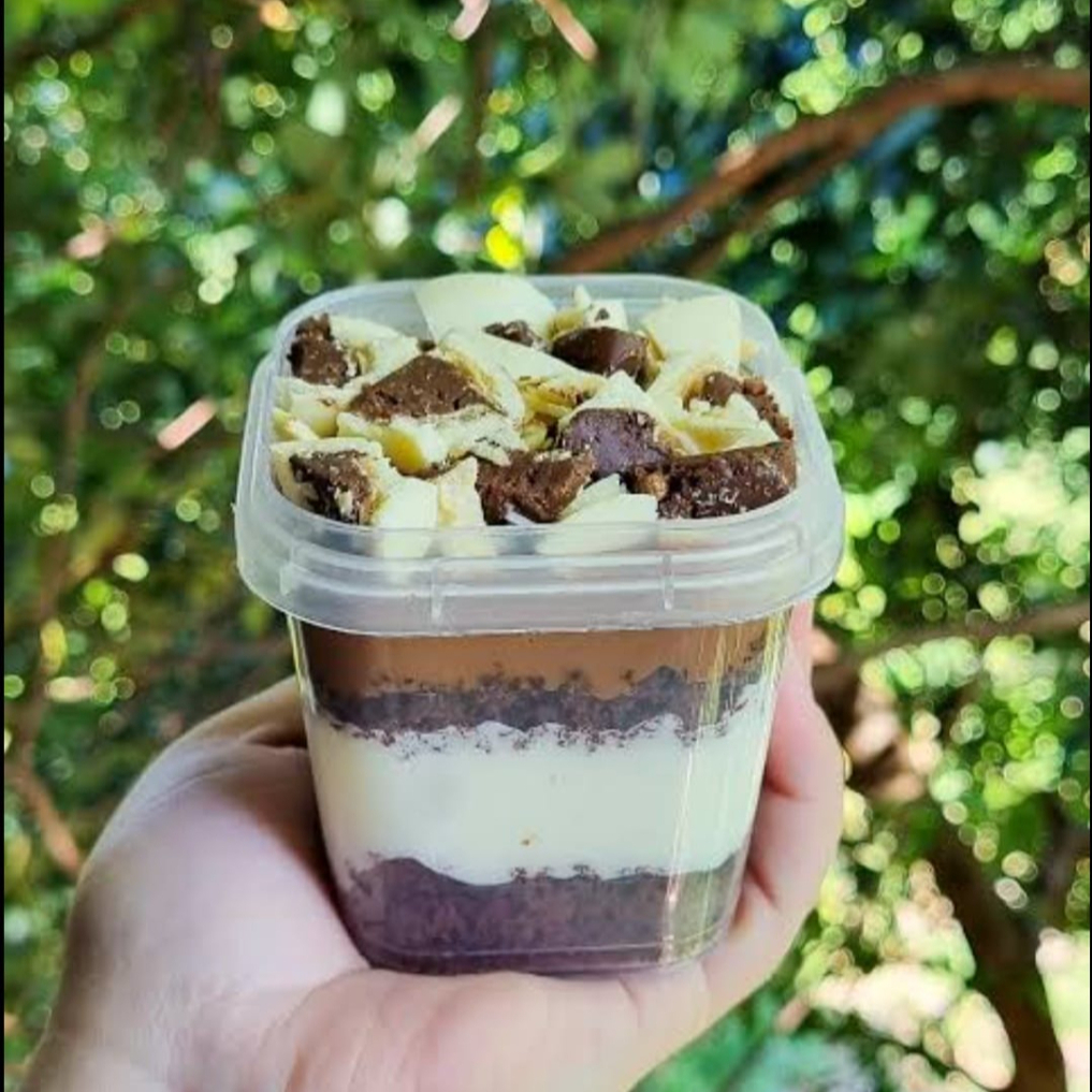 Massa de chocolate com creme de ninho aerado, brigadeiro gourmet e finalização de Ouro Branco