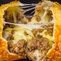 , dourada e super crocante, recheada com carne moída bem temperada, suculenta e cheia de sabor, combinada com queijo derretido na medida certa, formando aquele recheio cremoso que puxa e dá água na boca.