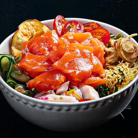 Nosso queridinho e mais vendido de todos os tempos Poke Himitsu Salmão contém: base de arroz japonês, chips de batata doce, crispys de alho poró, crispys de couve, ceviche de peixe branco, tomate cereja, sunomono. Conteúdo - 350g.