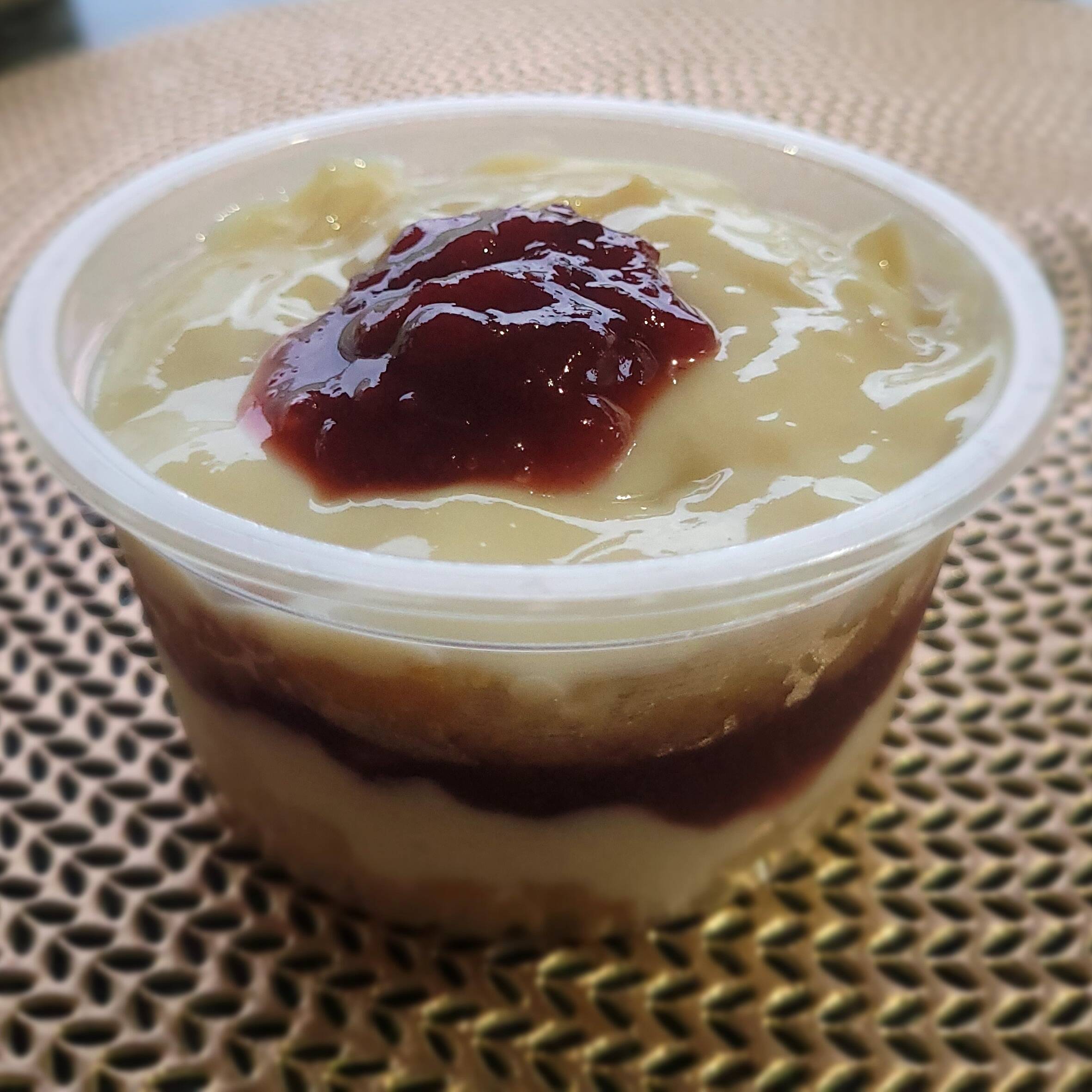 Massa branca, creme de Ninho e uma deliciosa geleia de morango, combinando a cremosidade do Ninho com o sabor levemente azedinho da fruta. Aproximadamente 210g.