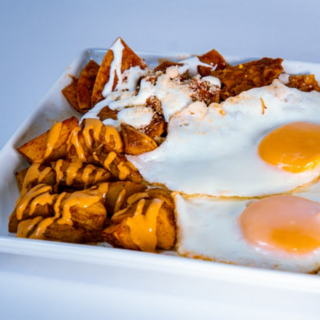 Chilaquiles (Salsa Roja) con Huevo