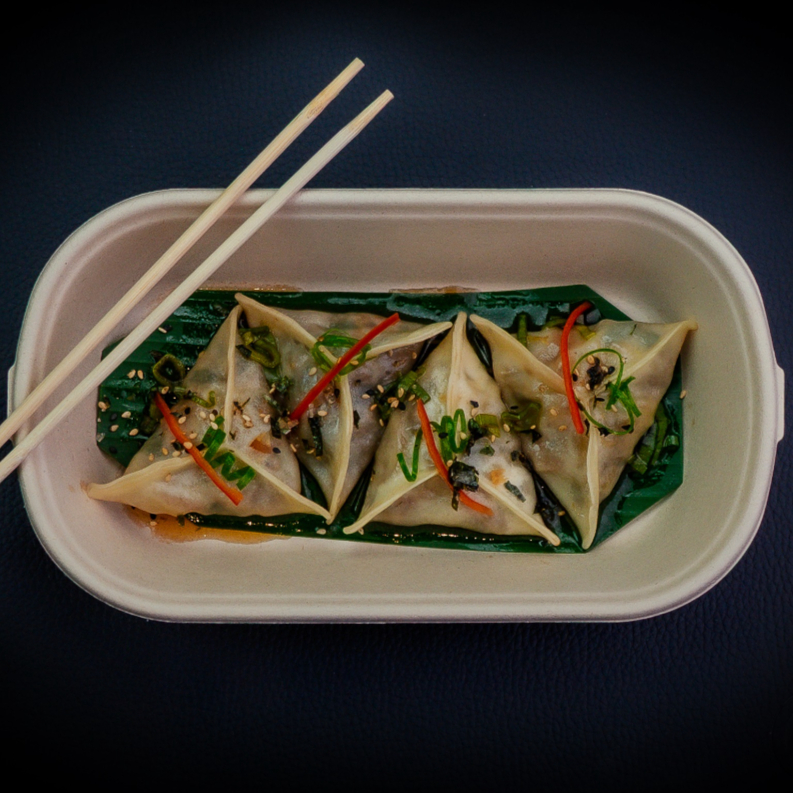 Dumpling estilo Dim Sum, com recheio de shiitake fresco, nirá e cenoura, em massa delicada e suculenta, servido com molho agridoce e toque de gergelim tostado. Uma experiência umami e vegana.