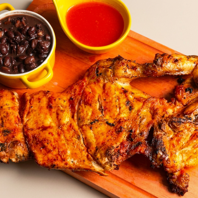 Este prato, intitulado 'Banda de Frango', da categoria 'Assados', é uma verdadeira delícia culinária. Com um aroma inebriante e um sabor irresistível, a Banda de Frango encanta até os paladares mais exigentes. Cada pedaço de frango é cuidadosamente assado até atingir a perfeição, resultando em uma textura suave por dentro e crocante por fora. O tempero, delicadamente equilibrado, amplifica o sabor natural da carne de frango, criando uma experiência gastronômica única e inesquecível. Aprecie esta delícia!