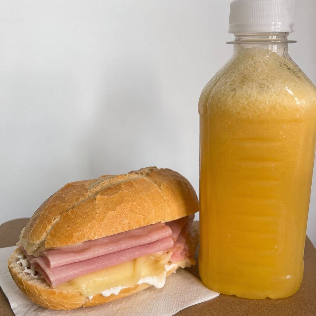 Pão francês, queijo, presunto e requeijão cremoso + suco da fruta de maracujá 300ml