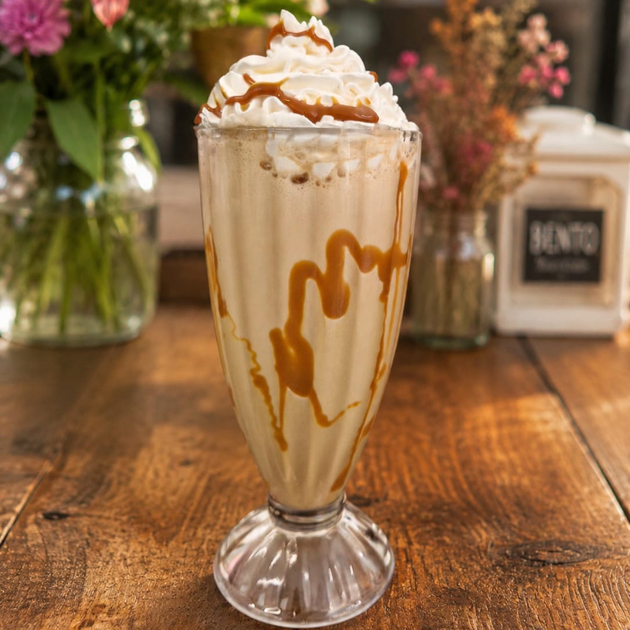 Cappuccino da casa batido com leite, caramelo e gelo