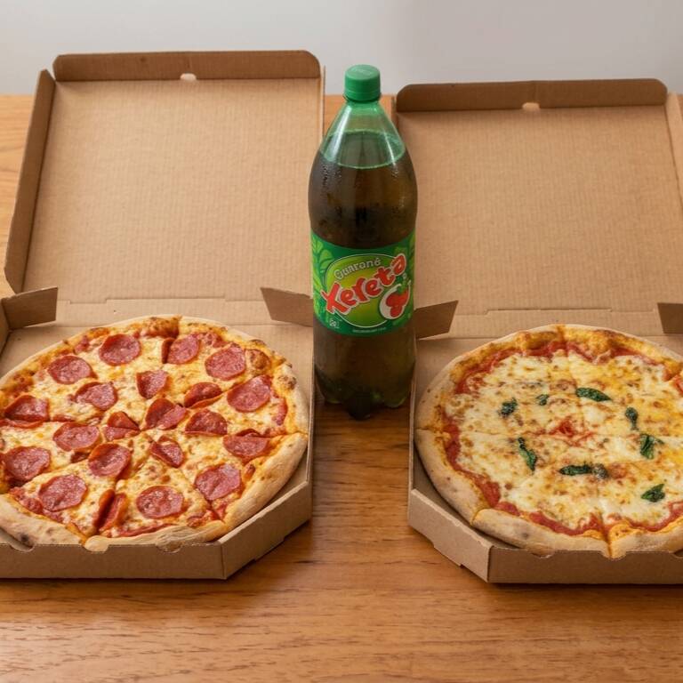 Deliciosa pizza com fatias de Lombo suculenta e queijo derretido.
