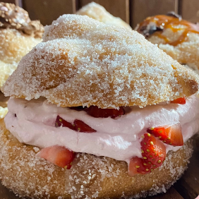 Pan de Muerto Relleno de Fresas con Crema