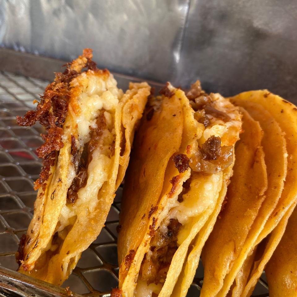 Taco dorado con queso