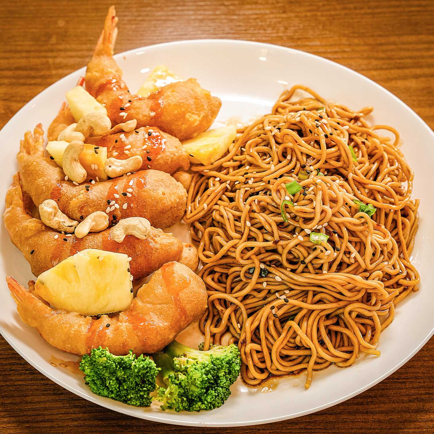 Camarones Tempura y Piña Agridulce con Ramen Seco