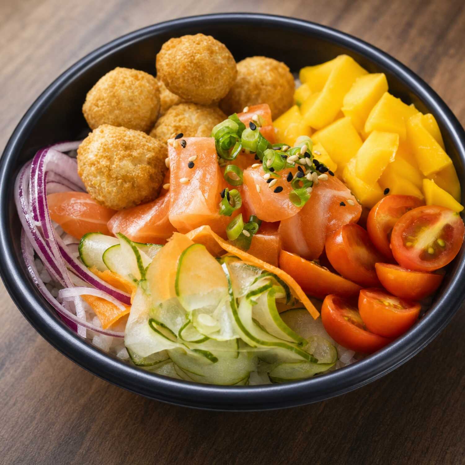 Arroz japonês, salmão em cubos, tilapia empanada, salada sunomono, cebola roxa e manga e tomate cereja.
