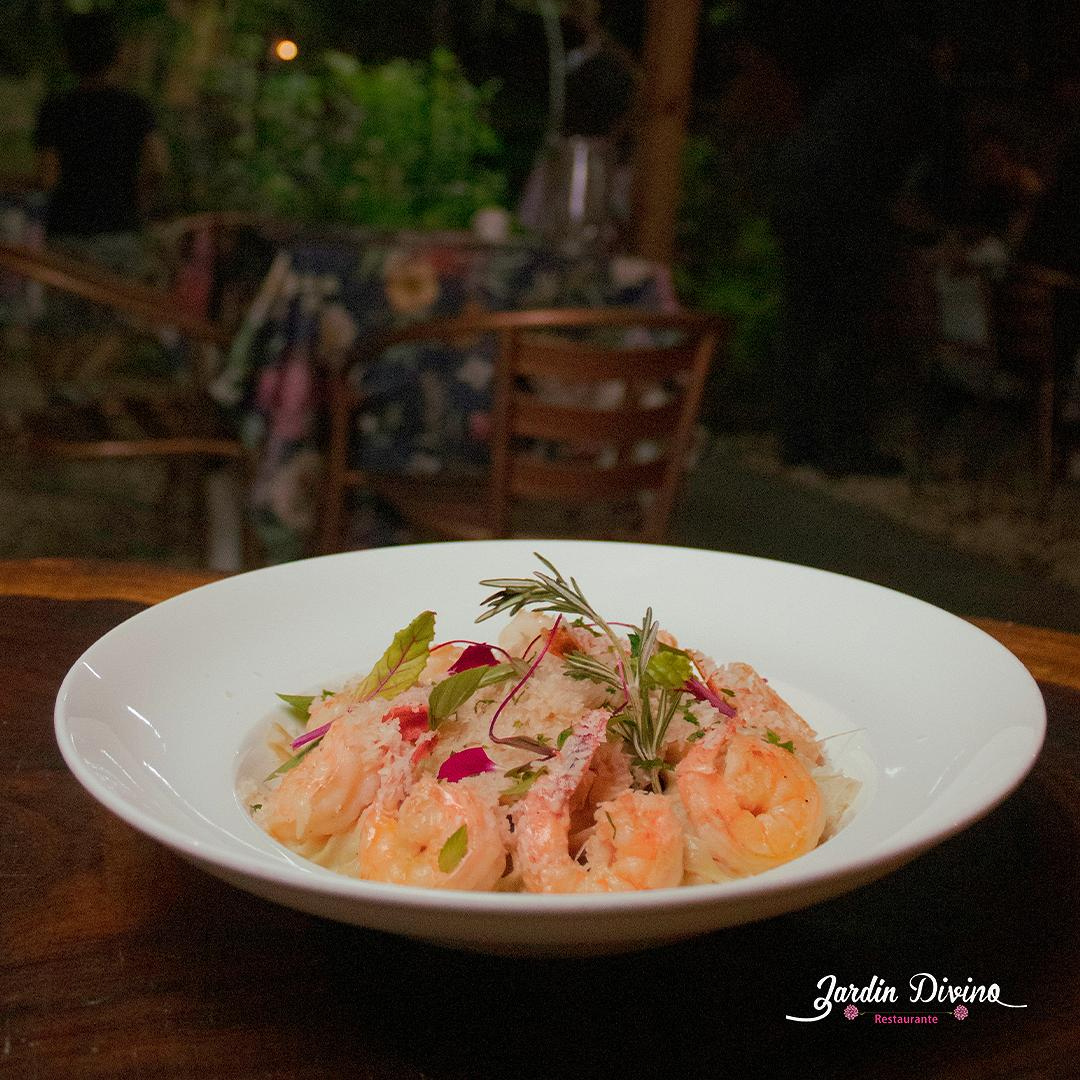 FETTUCCINE  ALFREDO CON CAMARONES