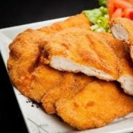 Delicioso Filé de frango empanado.
Arroz, feijão, Salada verde e Farofa.