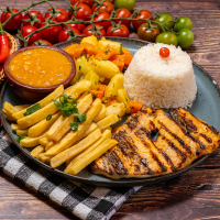 Arroz fresquinho, batatas fritas, legumes e feijão