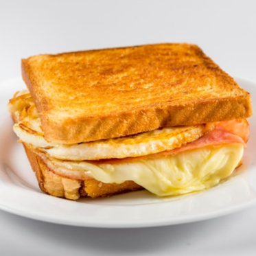 Pão de forma, queijo, presunto, ovo