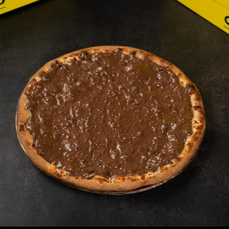 Uma base cremosa de creme de leite, coberta com mussarela derretida e finalizada com .creme crocante de Ovomaltine.