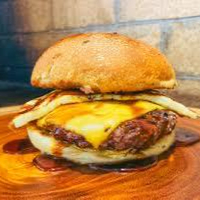 Pão Assado na Chapa, 1 Blends de 100g, Creme América, Fatias de Queijo Coalho e a Nossa Maionese Artesanal