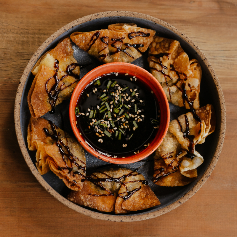 Guiozas fritas recheadas com nosso tartar cremoso de shimeji e castanha de caju finalizadas com teriaki, acompanha ponzu refrescante de limão.