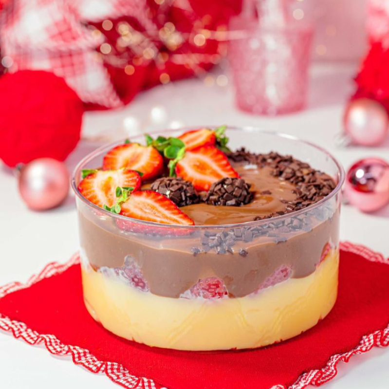 brigadeiro branco, trufa de chocolate nobre e morangos inteiros selecionados, serve de 6 a 8 pessoas...