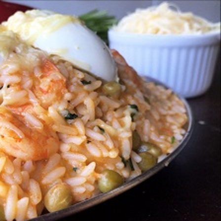 arroz com camarão, ervilha e tempero da casa. experimente prato tradicional italiano. especial da casa