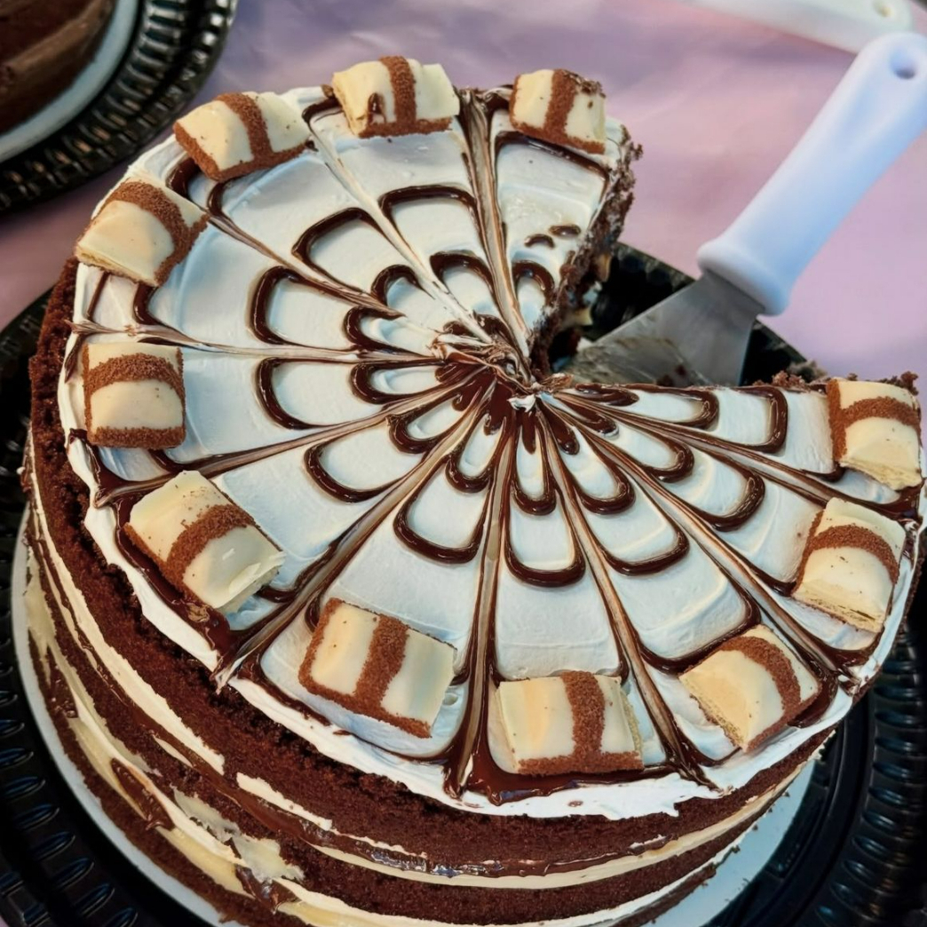 Massa chocolatuda super molhadinha, brigadeiro de creme Bueno, brigadeiro de cacau 70% e nutella.