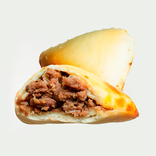 Massa fermentada com recheio de carne. Assado e congelado, basta levar ao forno. Contém 15 unidades. Imagem meramente ilustrativa. Serve 3 Pessoas.
