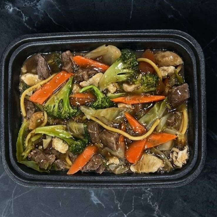 Yakissoba Mista com: carne, frango, macarrao e legumes.