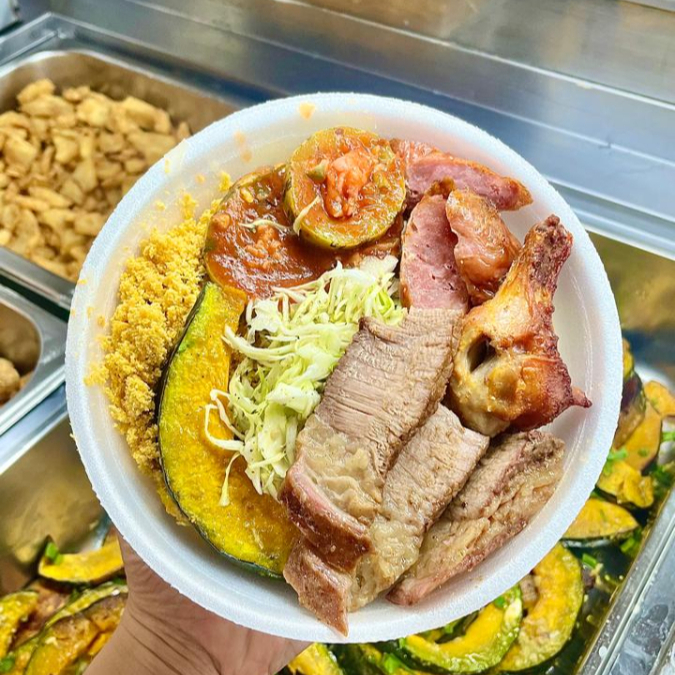 Arroz, feijão, 3 acompanhamentos e salada grátis.