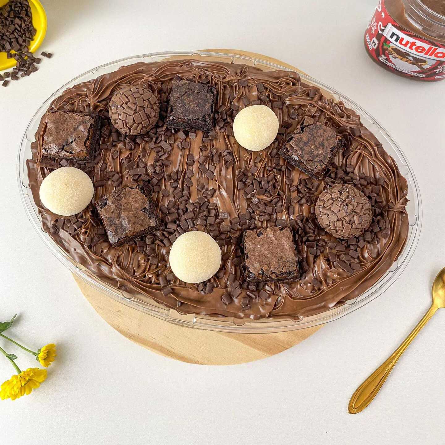 Camadas de brownie super molhadinho, brigadeiro 50% e brigadeiro de Leite Ninho, finalizadas com pedaços de brownie, granulado de chocolate e brigadeiros 50%. Uma sobremesa irresistível, feita para render muitos momentos doces.
Observação: O peso pode variar de acordo com a densidade dos recheios.