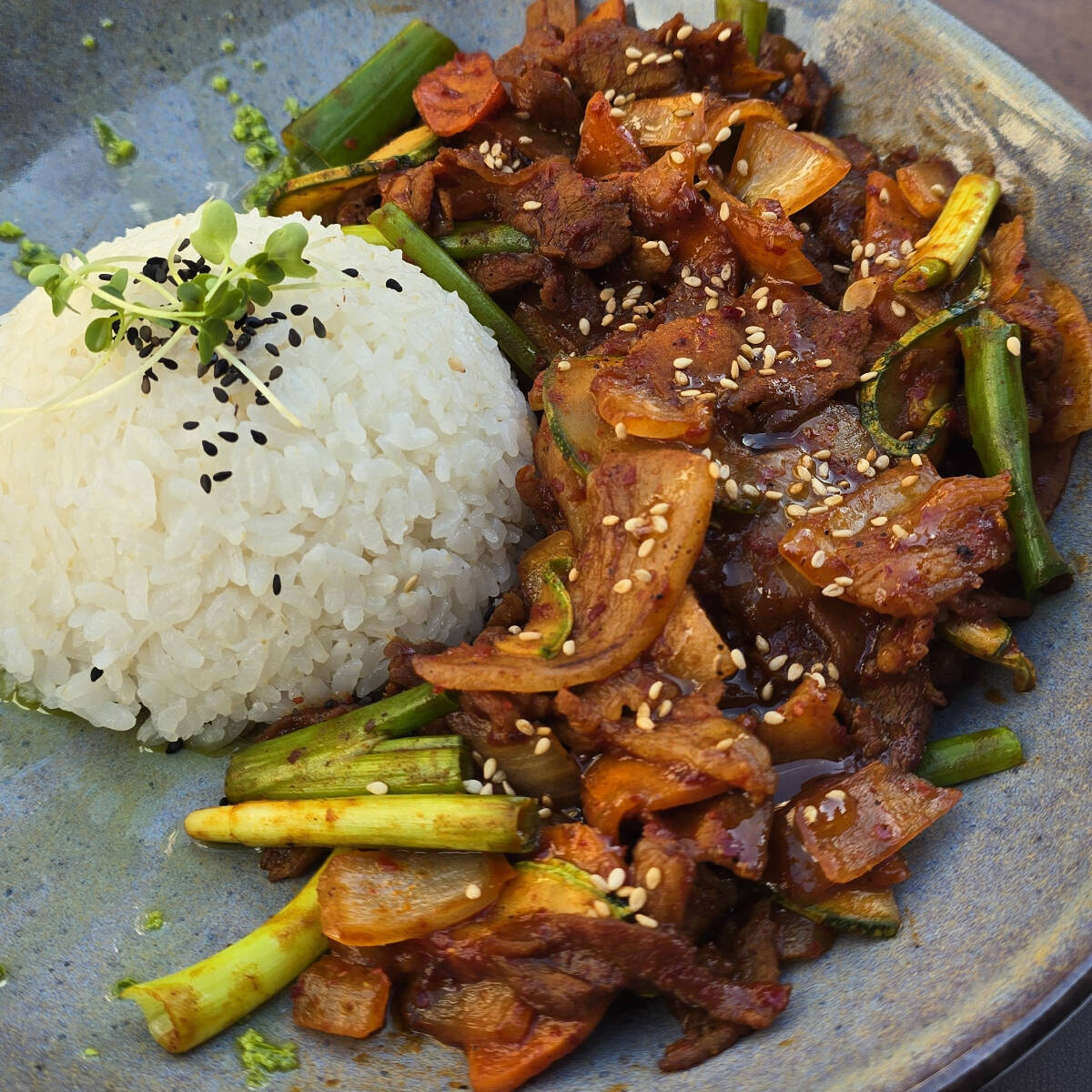 Carne de porco cortada em tiras finas, marinada em um molho apimentado à base de gochujang, alho, gengibre e açúcar, o que dá uma mistura de sabores doces e picantes. É o menu de almoço mais popular entre os trabalhadores.