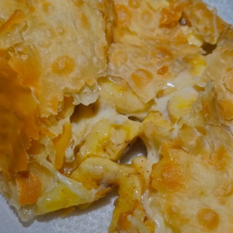 Pastel de banana com açúcar e canela e queijo muçarela