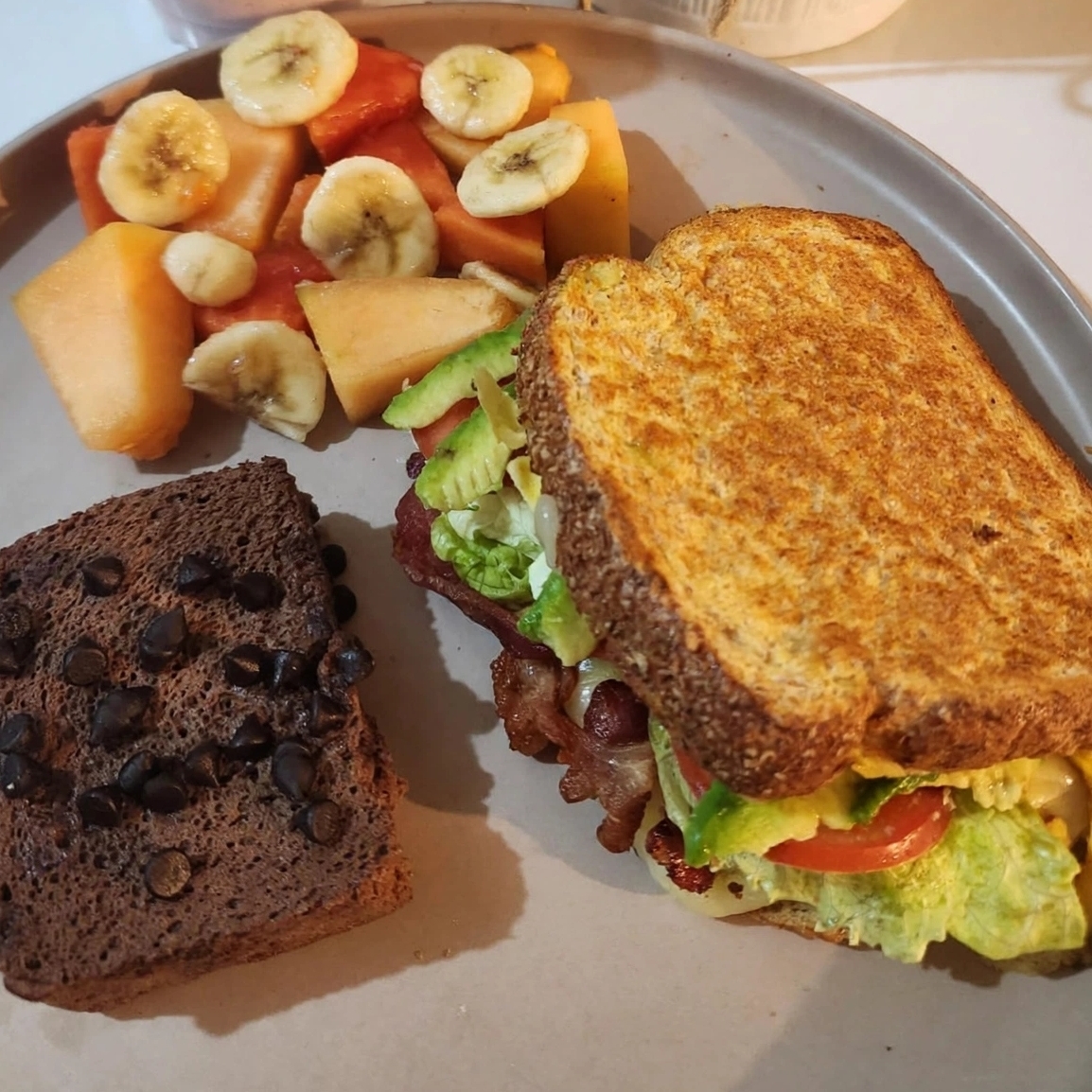 Sandwich de Omelette con Tocino y Queso