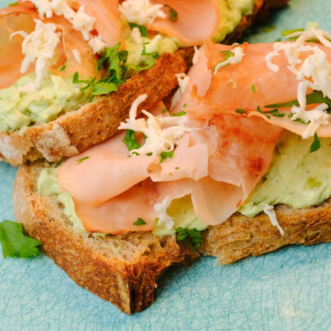 Toast Cremoso de Aguacate con Jamón