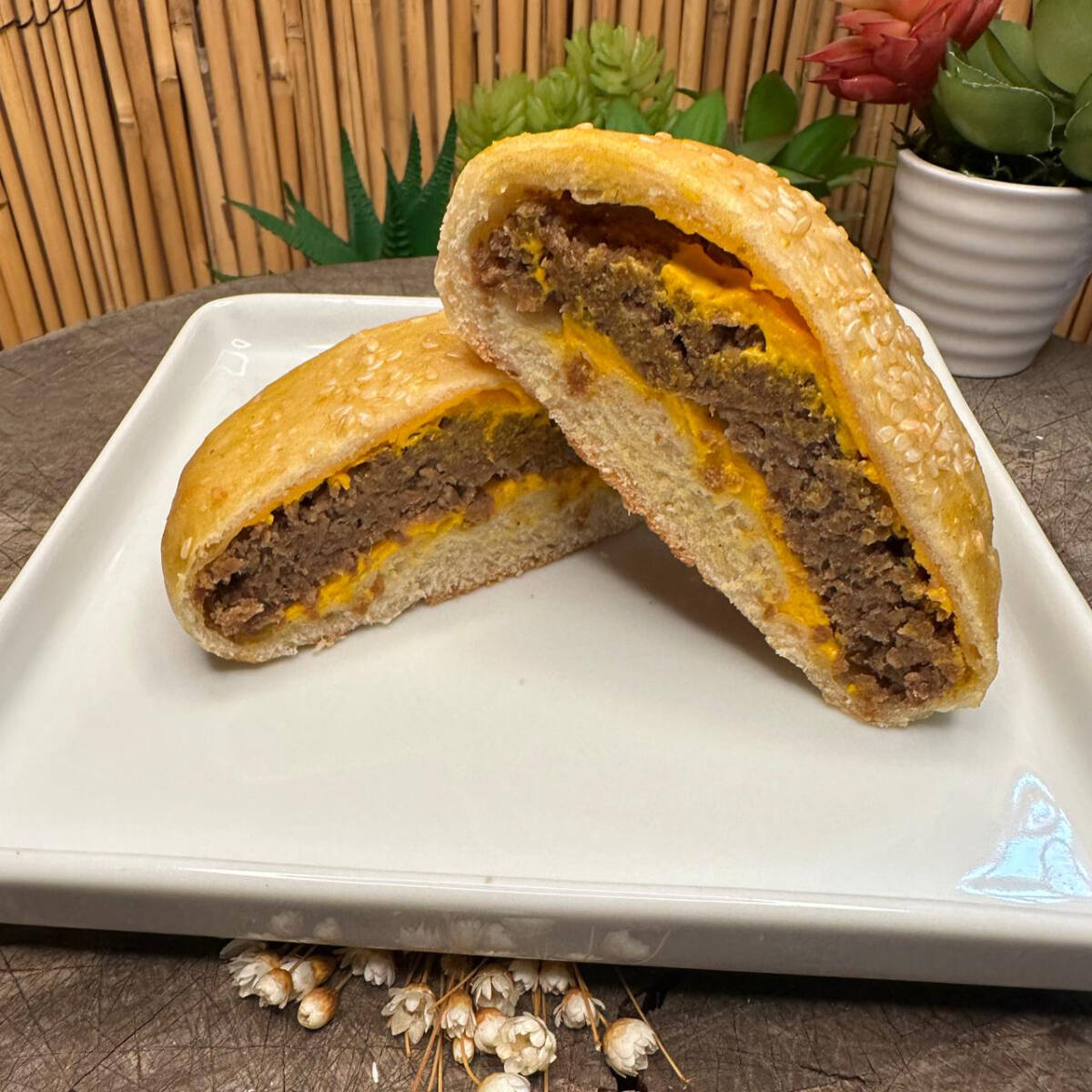 algado assado recheado de hambúrguer de soja e queijo cheddar vegano