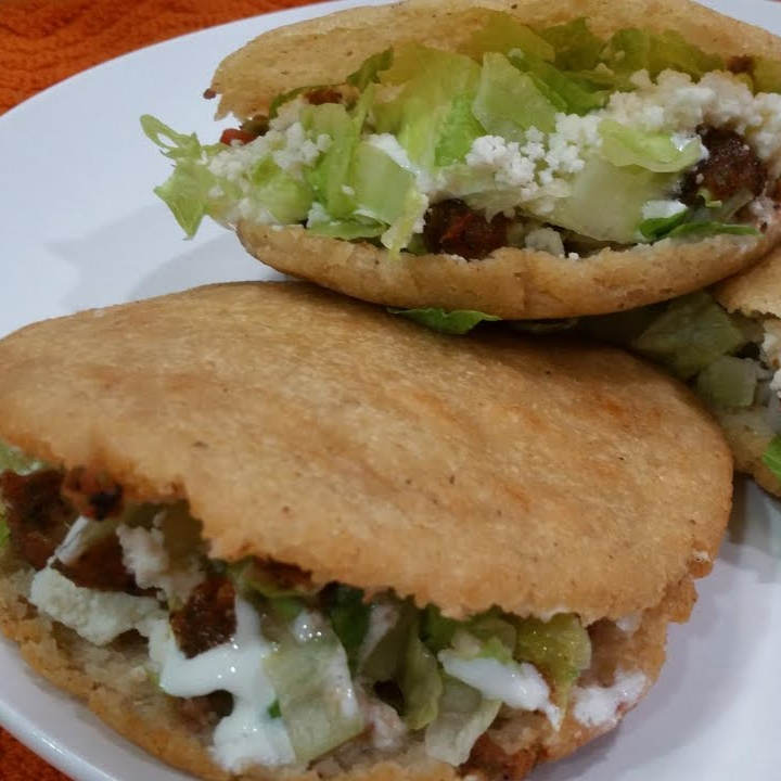 Gordita de Chicharron con Pollo