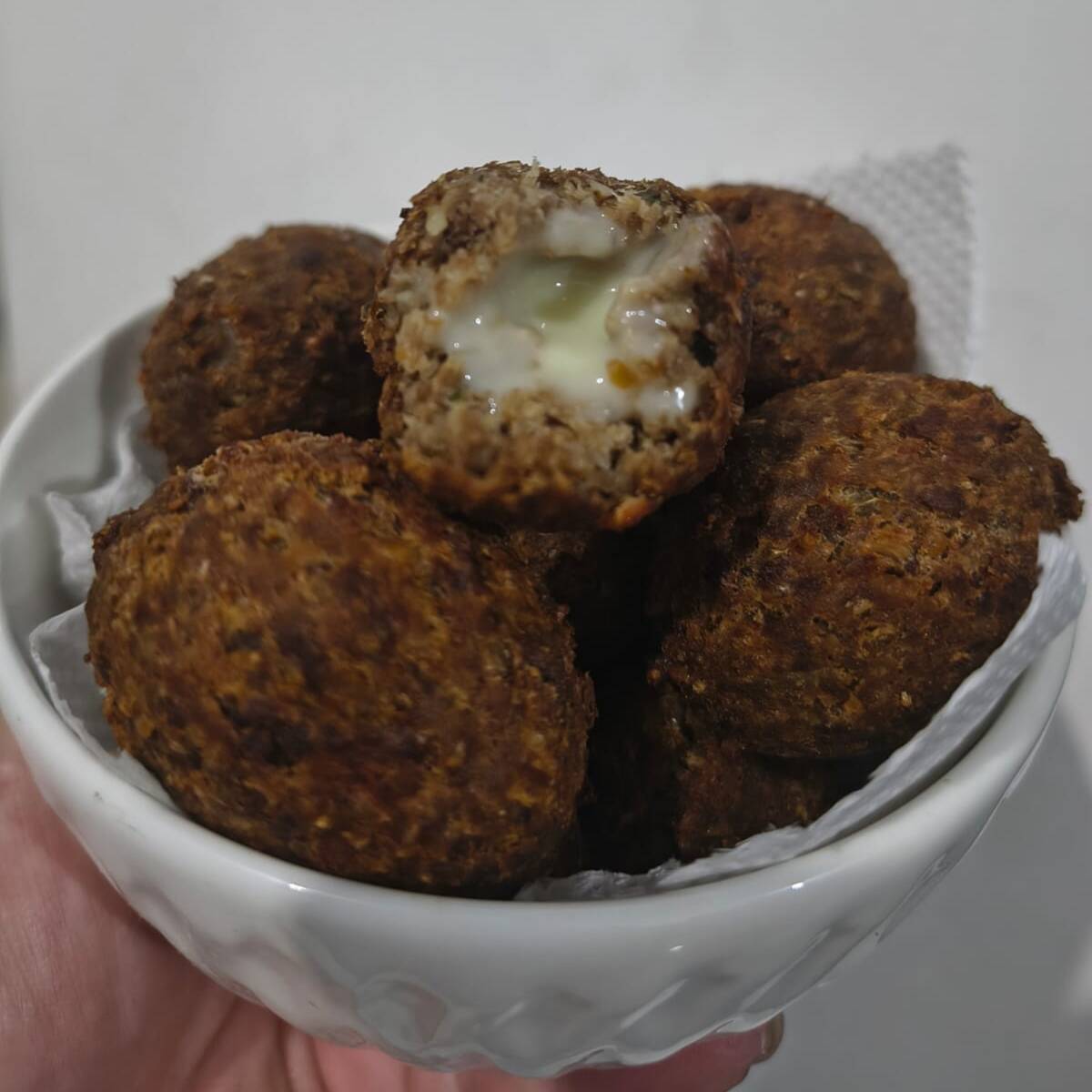 10 unidades de mini kibe recheado com requeijão cremoso. Feito com carne de verdade.